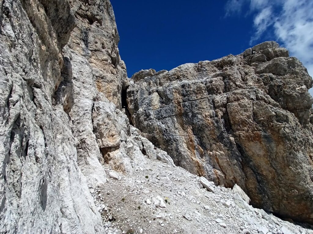 noi siamo saliti in un canale di roccette che parte alla sommità degli sfasciumi