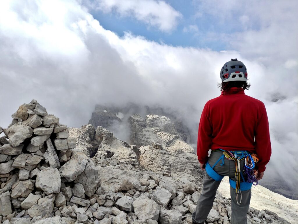 Gab spera di riuscire a vedere la Cima Brenta che però si nasconde tra le nubi