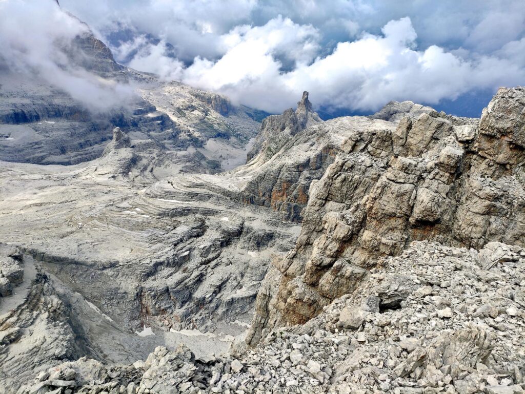 Godendoci l'apertura del cielo verso il Castelletto Superiore (a sinistra) e Inferiore (al centro)