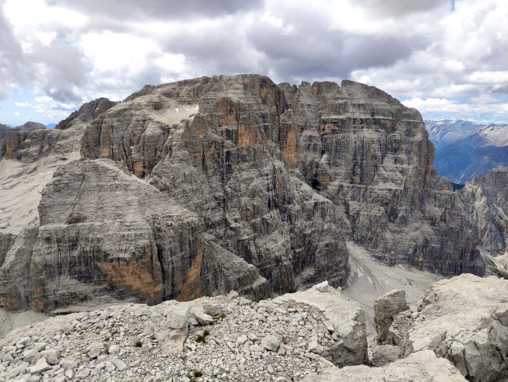 L'imponente massiccio della Tosa e del Crozzon visti dalla nostra vetta