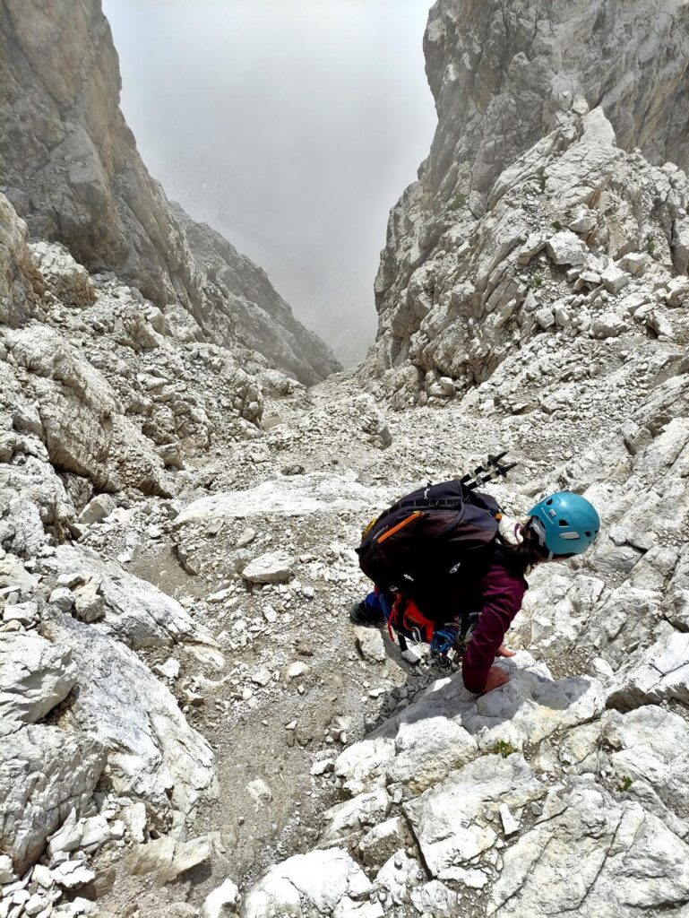 Erica in discesa dallo sfascioso canalone su cui si sviluppa la normale alla Cima Falkner