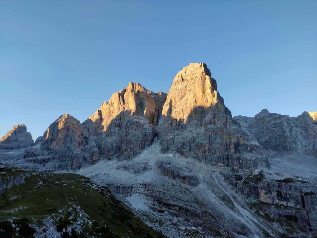 il sole sorge sulle cime, ed è sempre uno spettacolo!