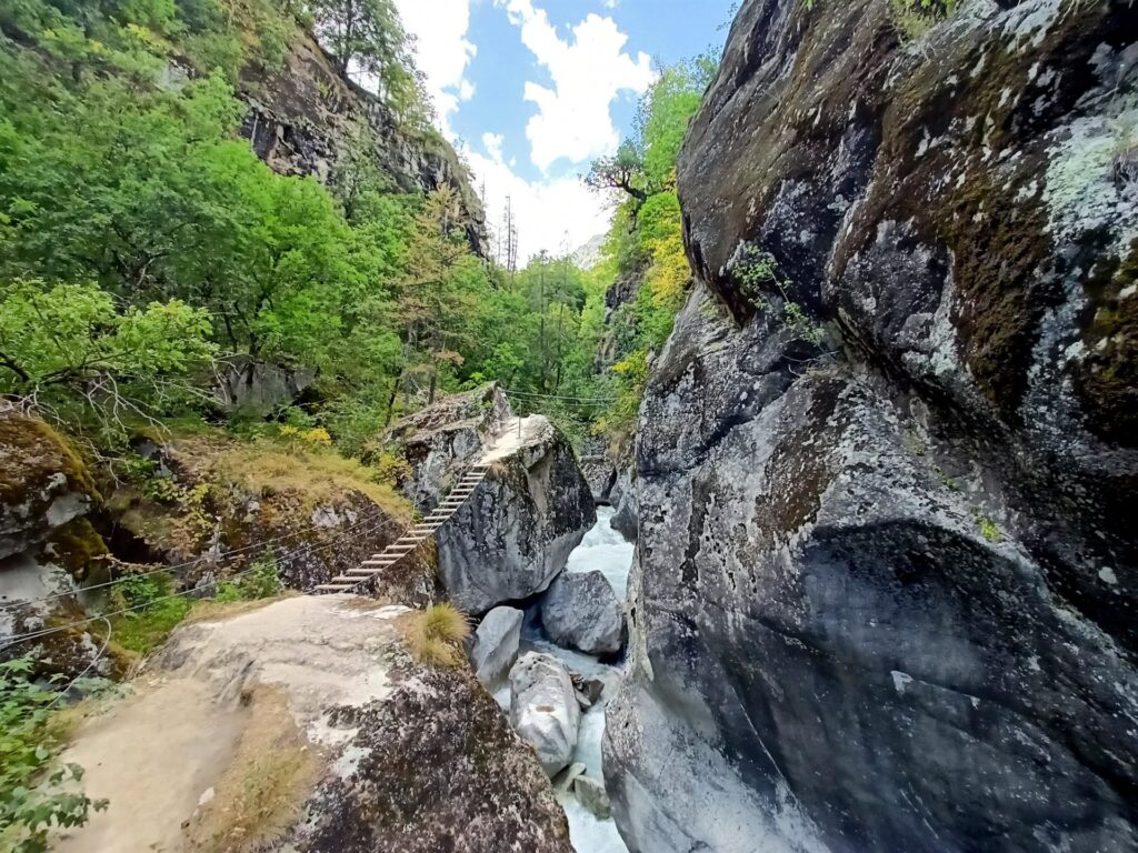 l&#039;area dei ponticelli sospesi, visibile fin dalla strada, che ci aveva incuriosito