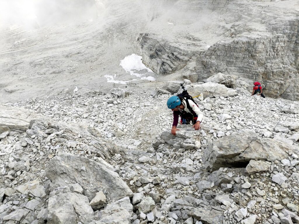 Qui siamo già sulla rovinosa pietraia che conduce alla Cima Sella. Ci aggrappiamo alle poche cose solide ;)