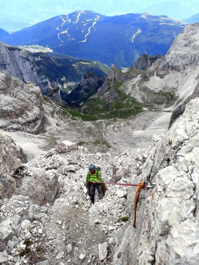 prima calata, che riporta alla cengia omettata, che andrà ripercorsa a ritroso