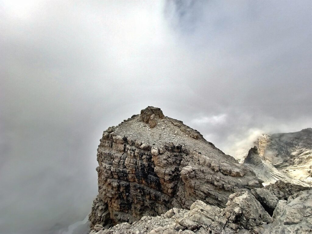 L&#039;anticima ovest vista dalla cima est di Cima Sella
