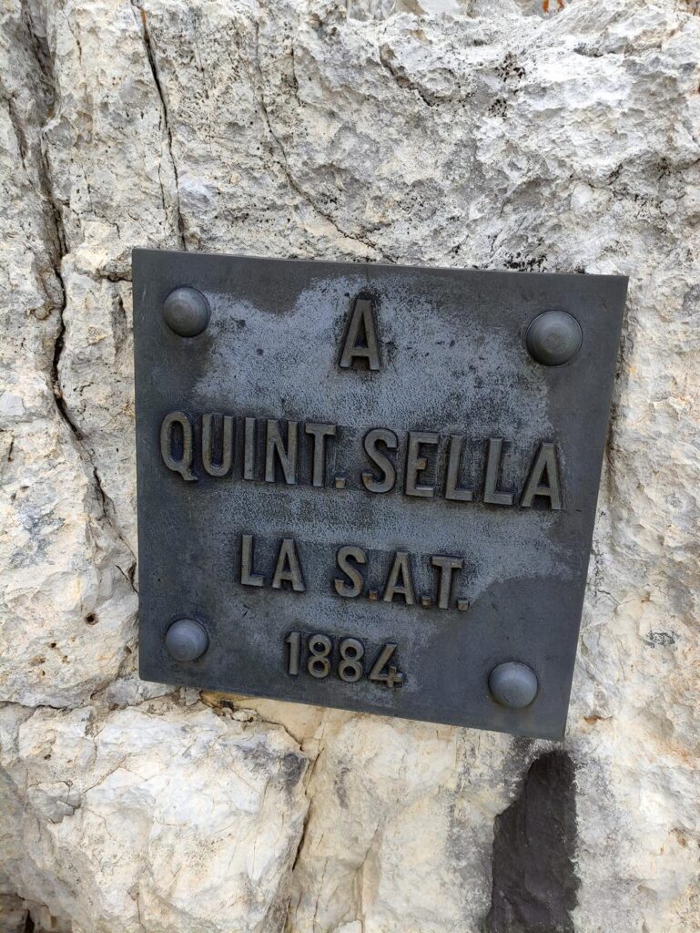 La targa appena sotto la vetta con la dedica della SAT a Quintino Sella