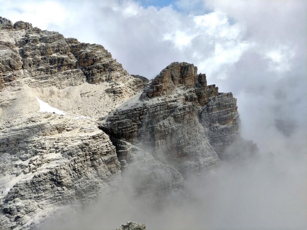 Questa credo che sia la Rocca delle Val Perse ma non ci metto la mano sul fuoco ;)