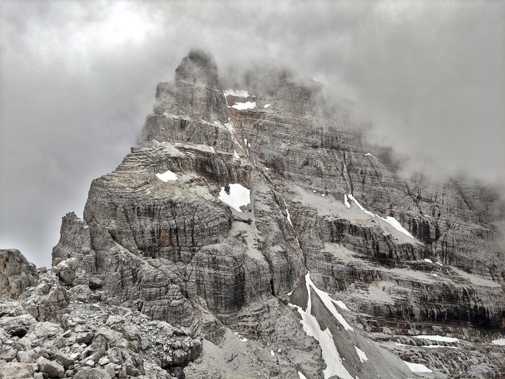 La vista in direzione dello scivolo nord di Cima Brenta, ora totalmente secco