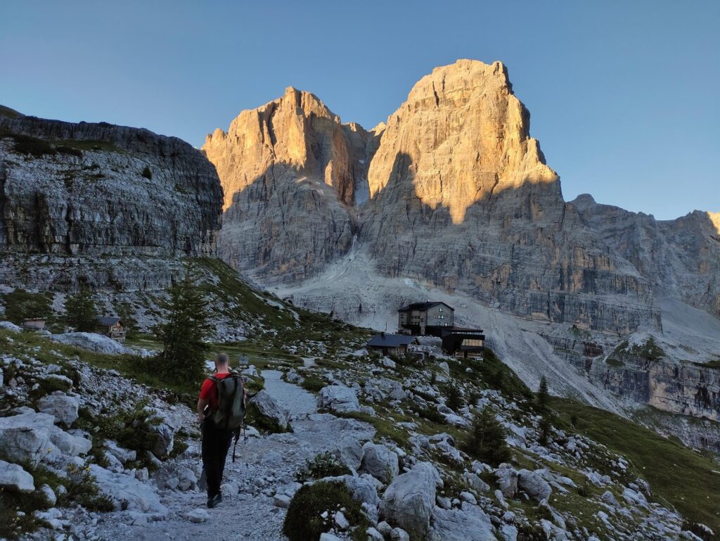 arriviamo che il Brentei ancora dorme, alle sue spalle un Canalone Neri totalmente secco :(