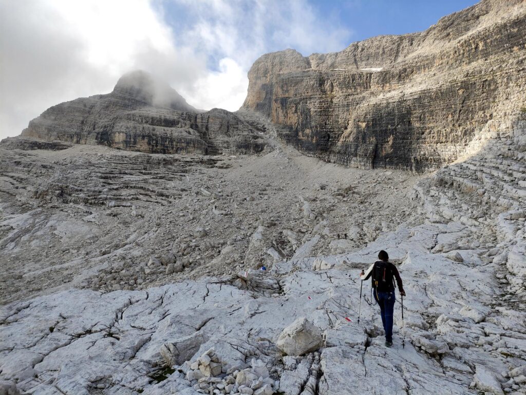 Arriviamo in vista del canale nord della Cima Grostè che abbiamo salito quest'inverno con gli sci