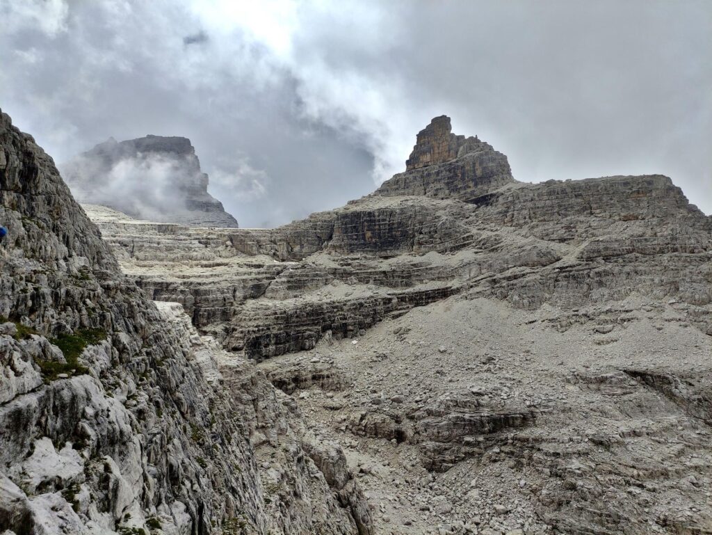 Lasciamo il Benini e prendiamo la ferrata Dellagiacoma che ci farà scendere più rapidamente verso il Tuckett