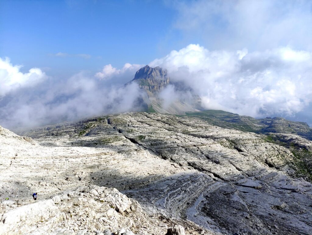 Sullo sfondo la Pietra Grande, appena visibile tra le nubi