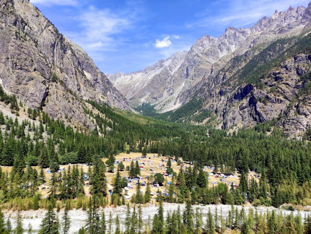 La bella vista dalla via verso il campeggio d'Ailefroide