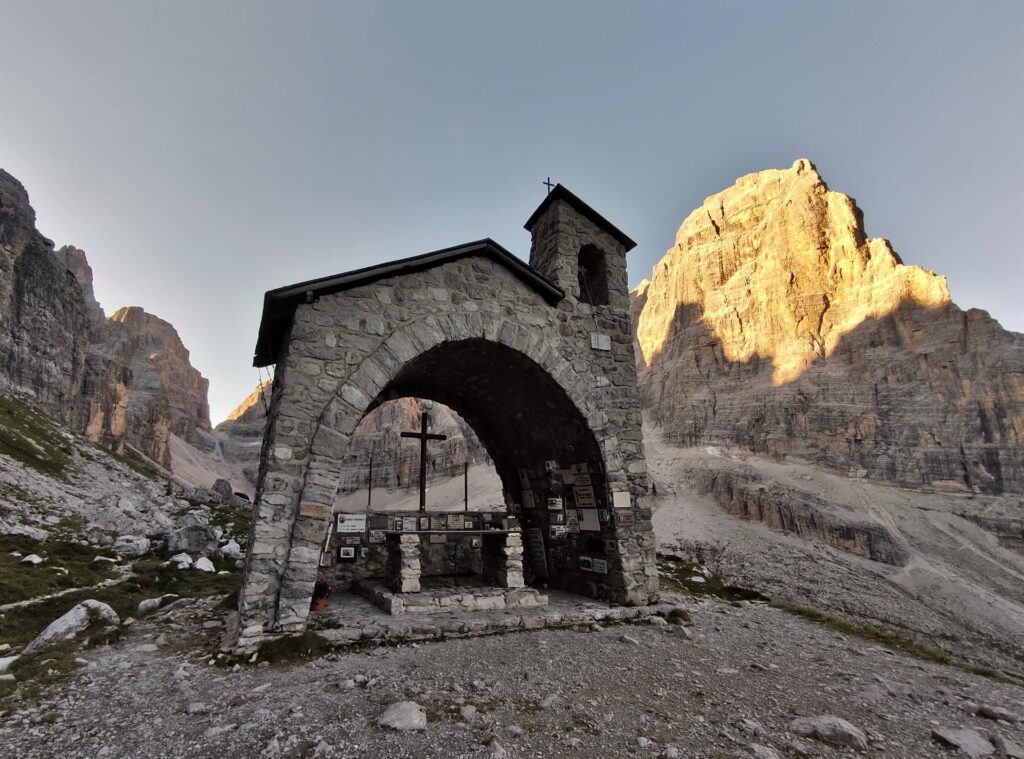 la cappella del Rifugio Brentei e alle spalle la bocca di Brenta