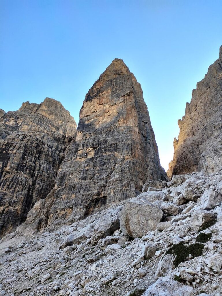 il Campanile Basso, ci sono già alcune cordate all'opera