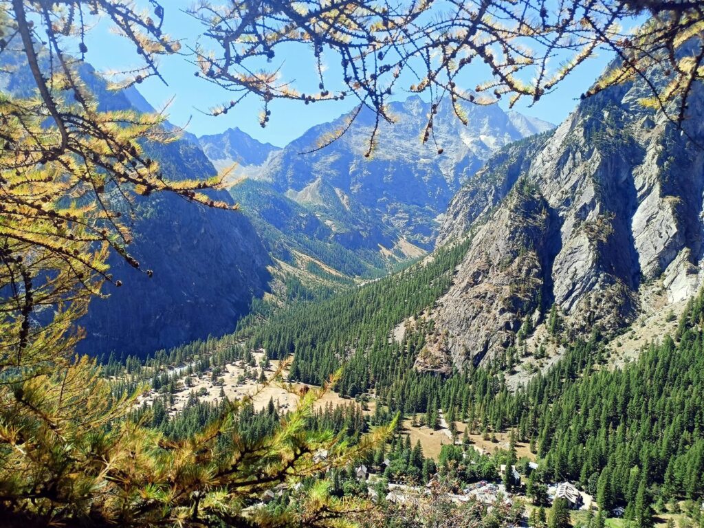 il sole inonda con i suoi raggi la piana di Ailefroide