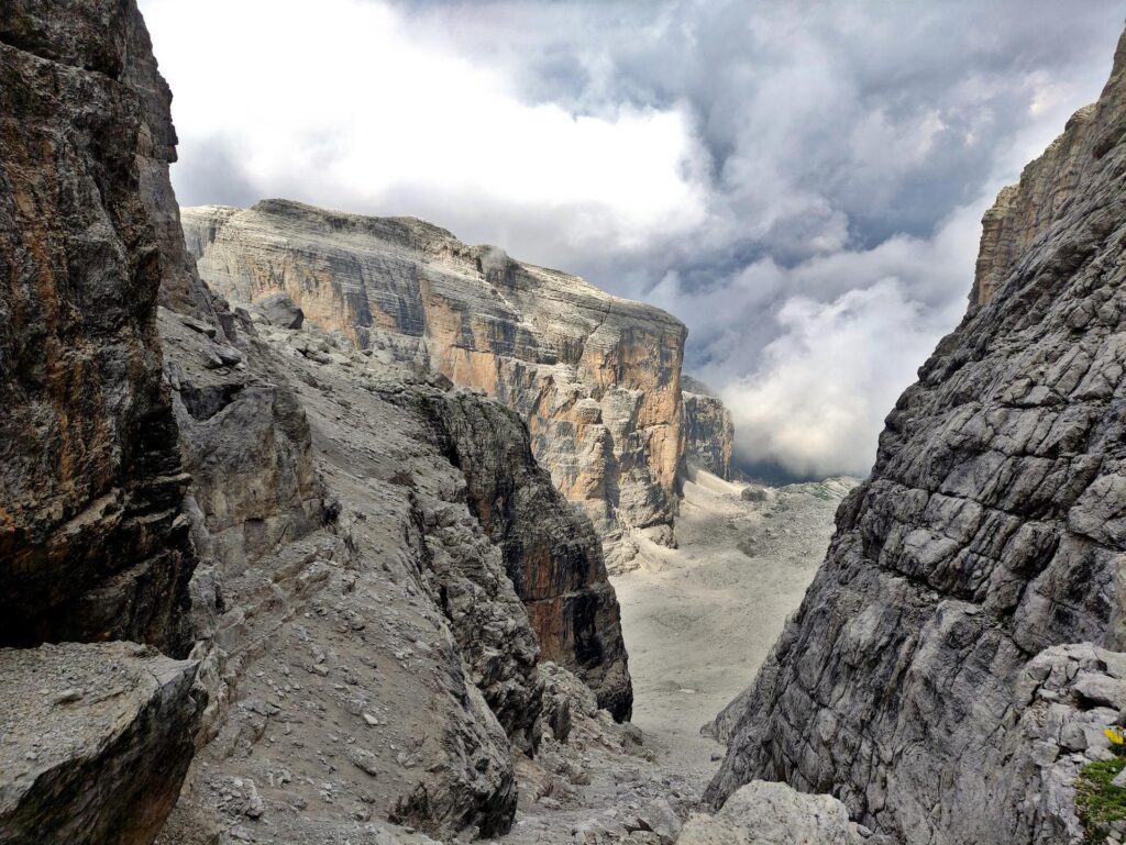 La visuale dalla bocchetta dei Camosci verso il Castello e il Torrione di Vallesinella