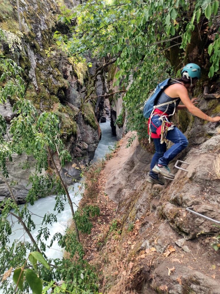 verso l'interno della gola, dove il torrente è incassato tra le pareti granitiche