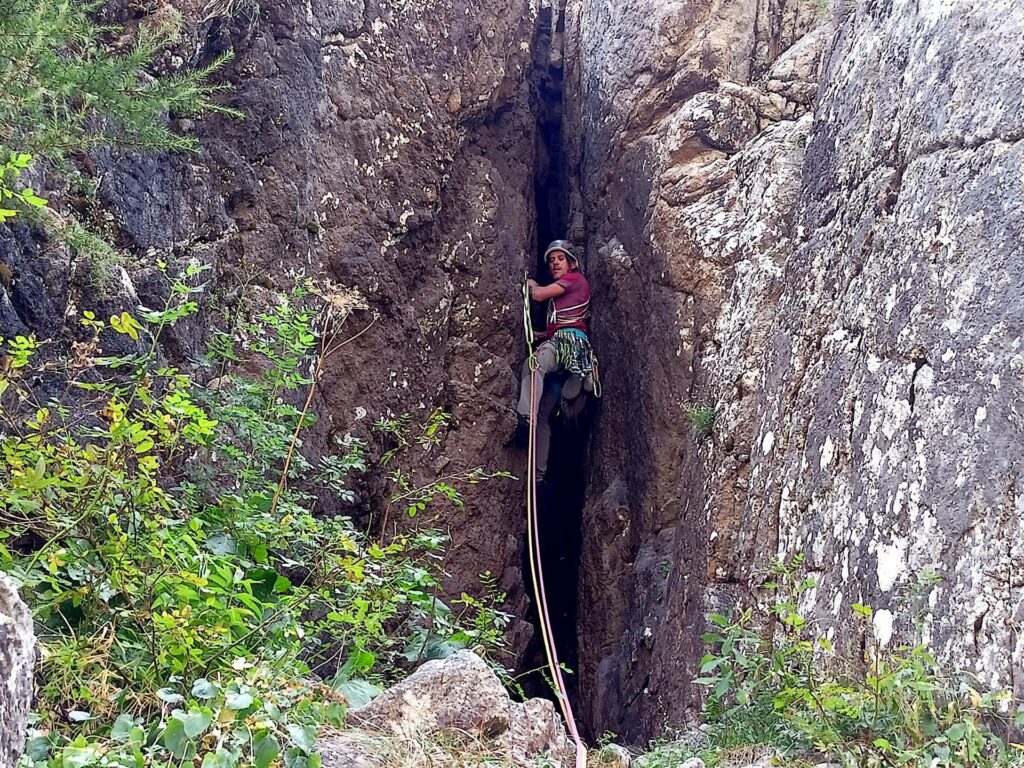 Il quarto tiro pur essendo in camino si rimonta più facilmente tramite la placca di sinistra