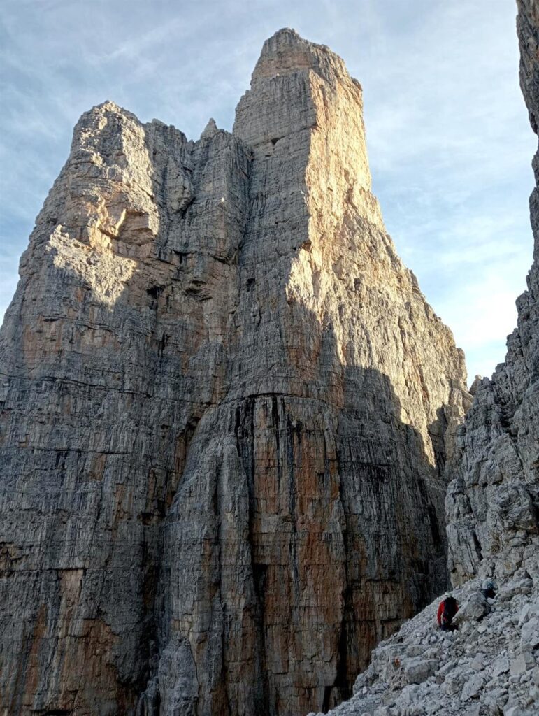 Il Campanile Basso in tutto il suo splendore mattutino, con già qualche cordata impegnata sulla via Fehrmann