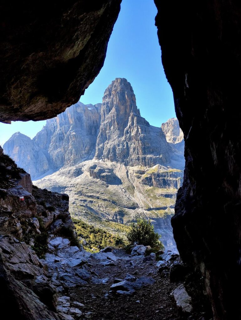 Vista del Crozzon del Brenta dall'uscita della grotta sul sentiero per il Brentei