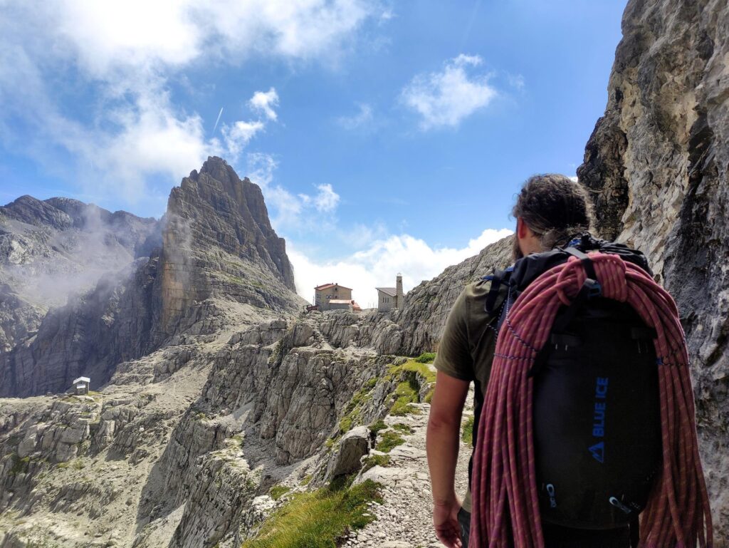 Siamo in arrivo al Pedrotti con il Croz del Rifugio sullo sfondo