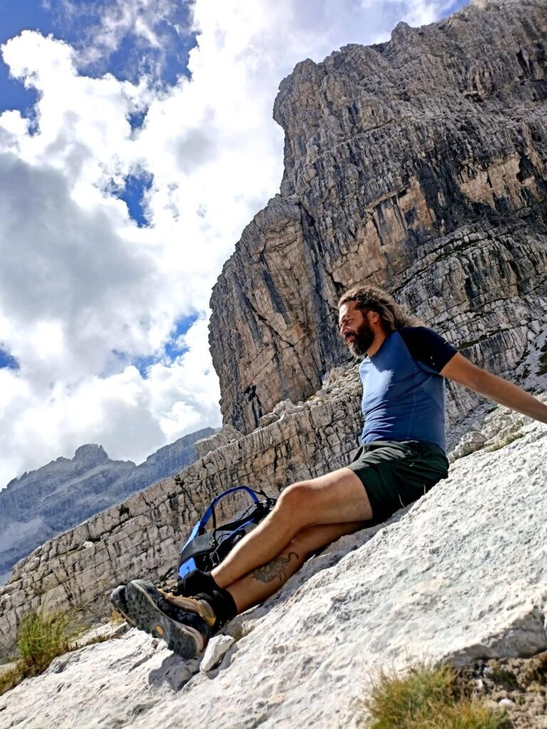 Il Niggah si gode un po' di riposo sui sassoni dietro al rifugio