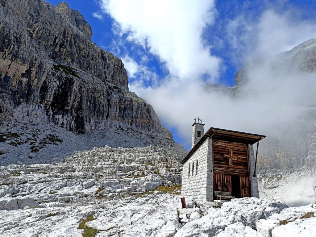 La bella chiesetta dietro al rifugio Pedrotti