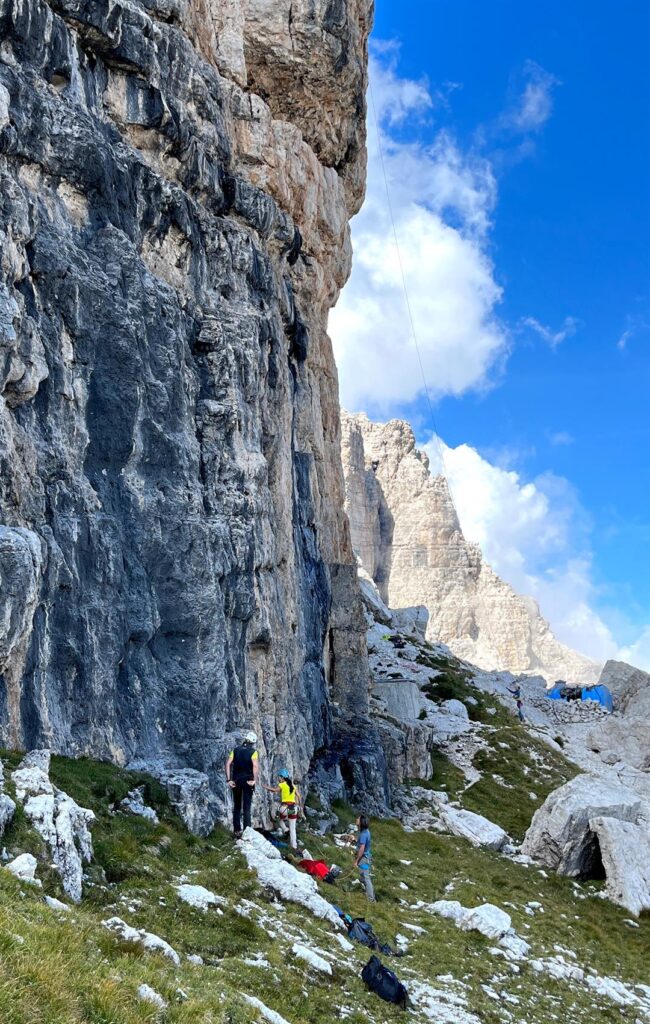 Giusto per non gettare alle ortiche tutto il pomeriggio, decideremo di fare 2-3 tiri alla falesia limitrofa al rifugio