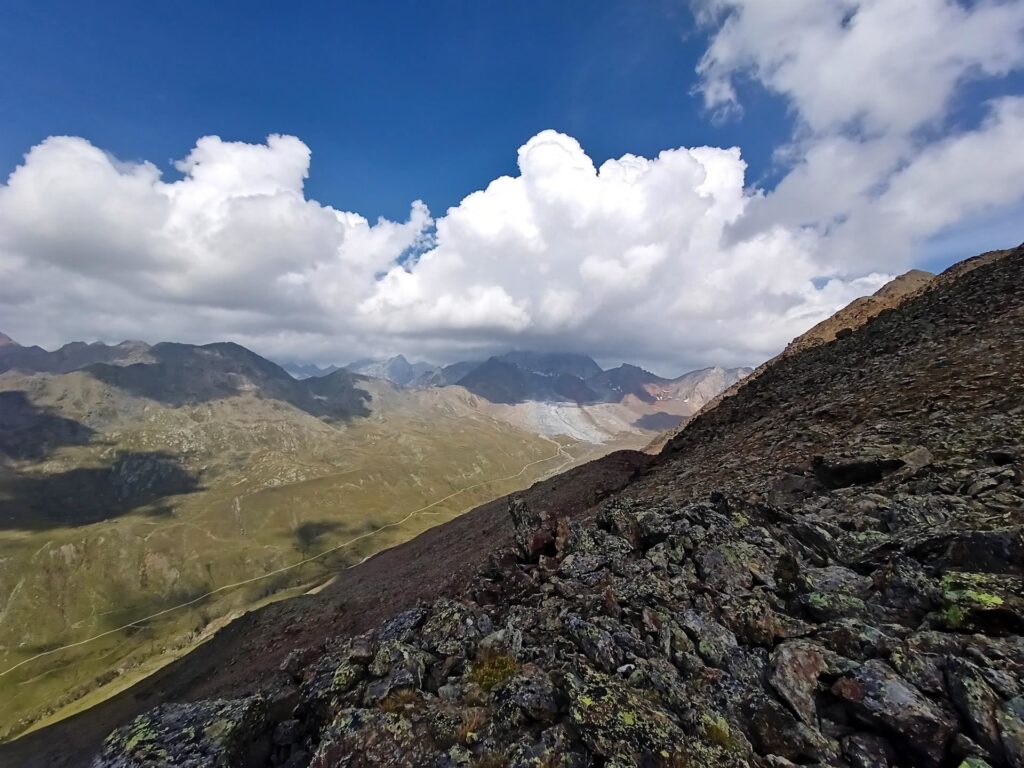 arrivati in cresta è possibile traguardare la Valle Cedèc