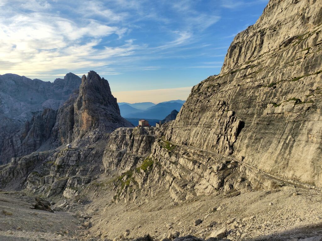 Salutiamo il Pedrotti con i bei colori del mattino e ci avviamo verso l'attacco delle Bocchette