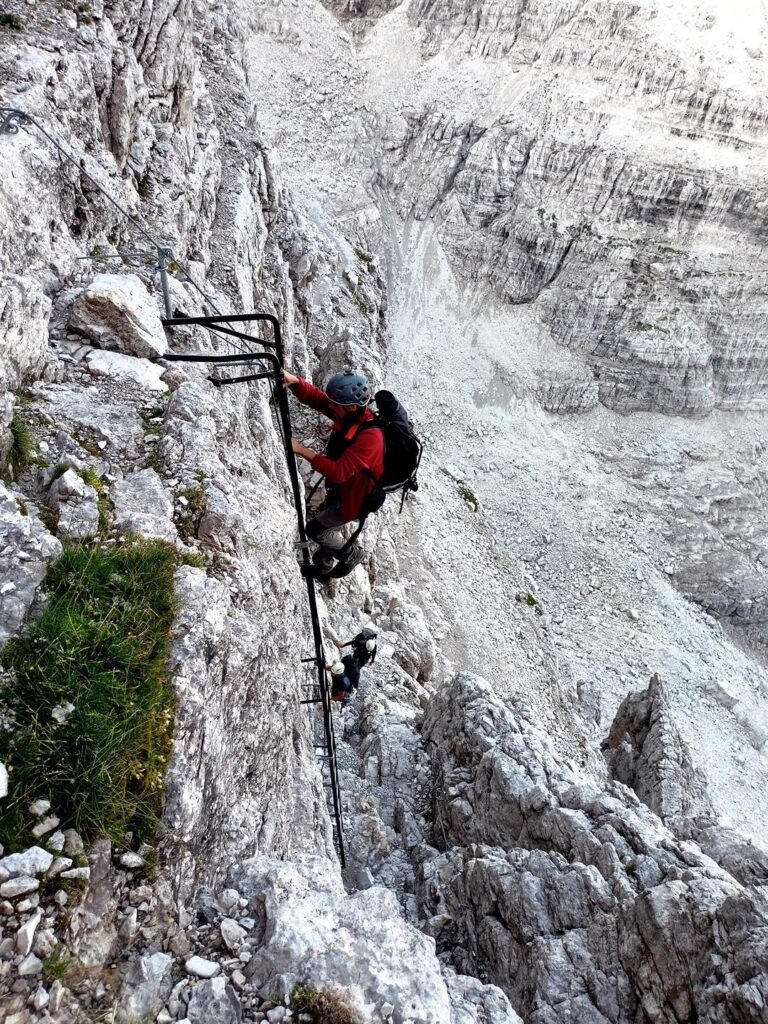 Risaliamo verso la bocchetta del Campanile Basso