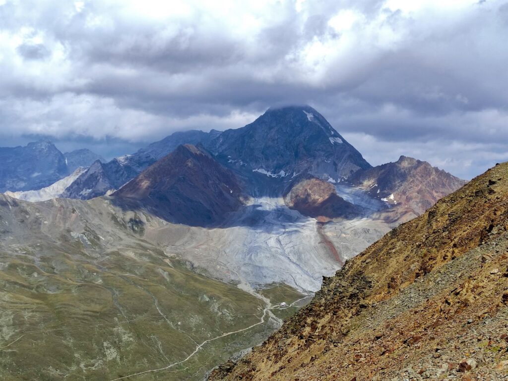 il magnifico Gran Zebrù con sotto il Rifugio Pizzini, piccolo piccolo