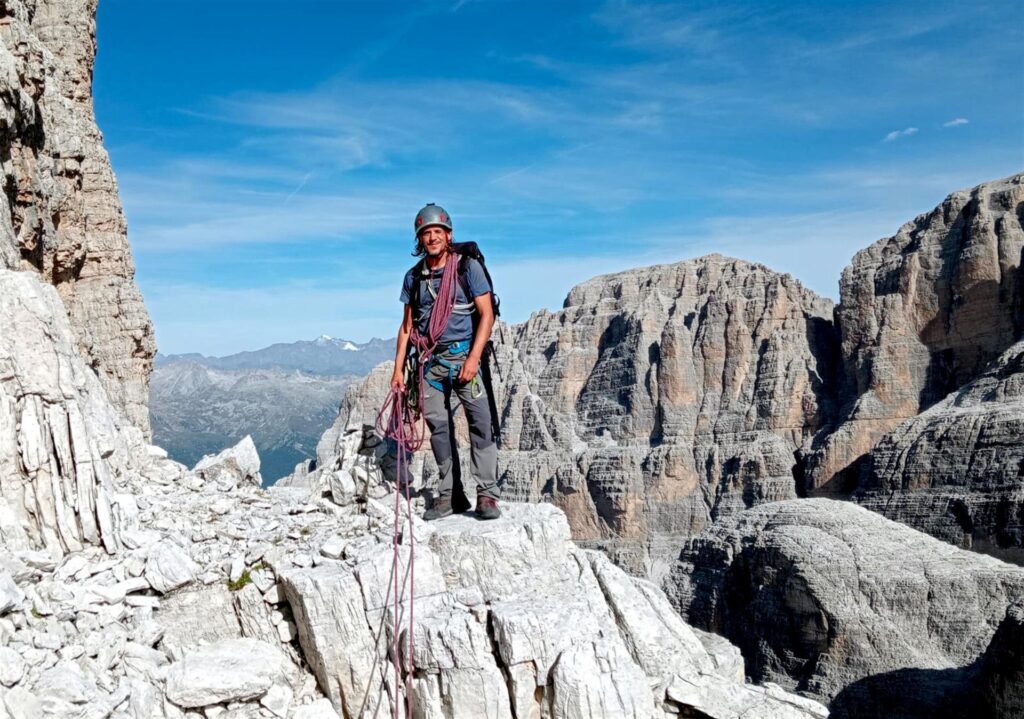 Gab sullo spigolo pronto a girare verso la cengia nord