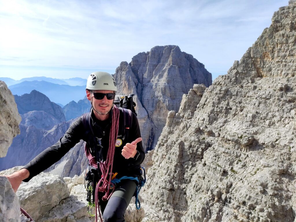 Andre divertito dopo il primo tratto con la Brenta Alta sullo sfondo