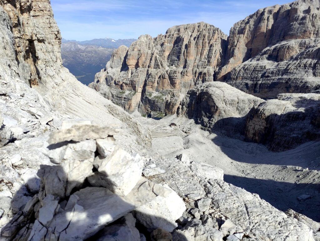 Ed eccoci sullo spigolo dove la via si sposta verso nord. Sotto di noi appare il rifugio Alimonta