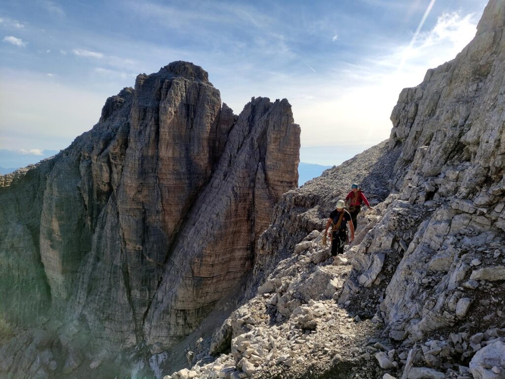 Erica e il Niggah in arrivo lungo la grande cengia mediana