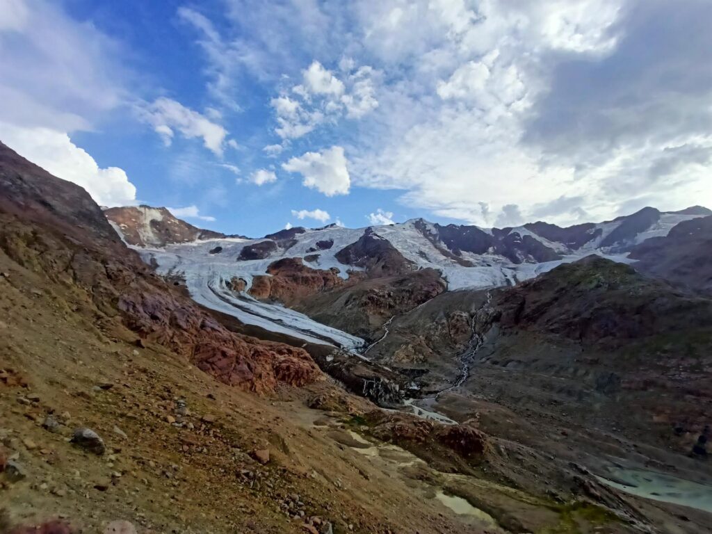 ci avviciniamo al ghiacciaio, tramite il sentiero alto che parte dal Rifugio Branca, per dare un'occhiata