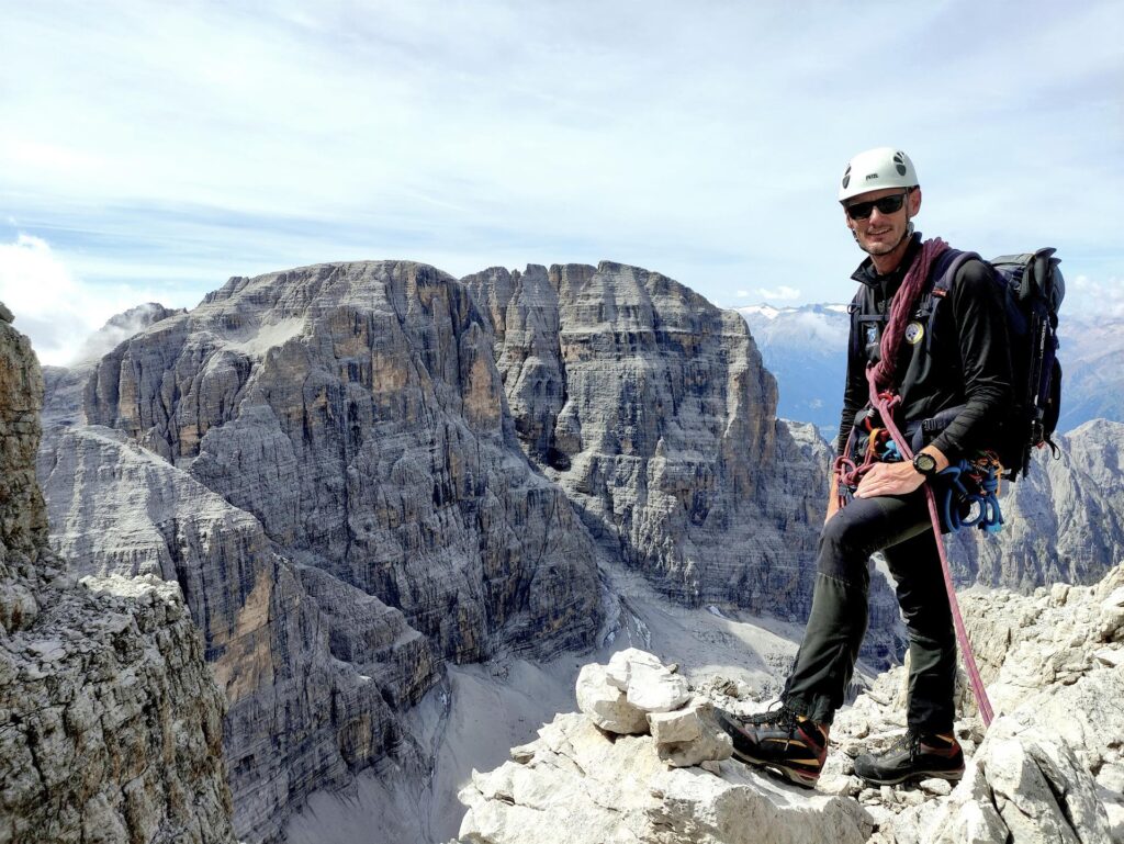 Andre in vetta con il Crozzon e la Tosa sullo sfondo