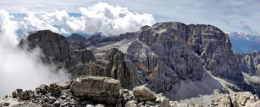 Panoramica dalla vetta! Da sinistra la Brenta Alta, il Campanile Basso, il Campanile Alto, la Brenta Bassa, la Tosa e il Crozzon