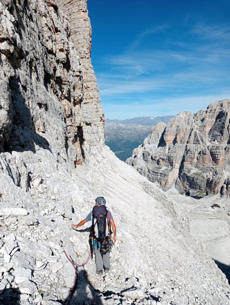 La cengia sul versante nord che va attraversata per circa 250m abbassandosi di una decina di metri rispetto allo spigolo