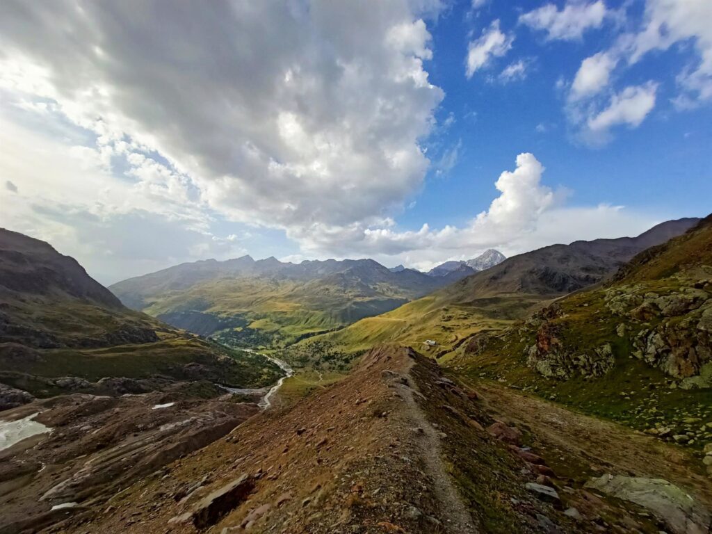 da questo sentiero anche la vista verso il Rifugio e verso valle è direi... notevole!