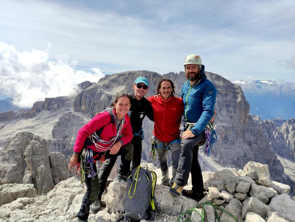 Foto di gruppo sulla vetta della Torre di Brenta!