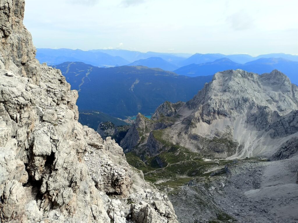 La stupenda vista verso il lago di Molveno lungo la nostra linea di discesa