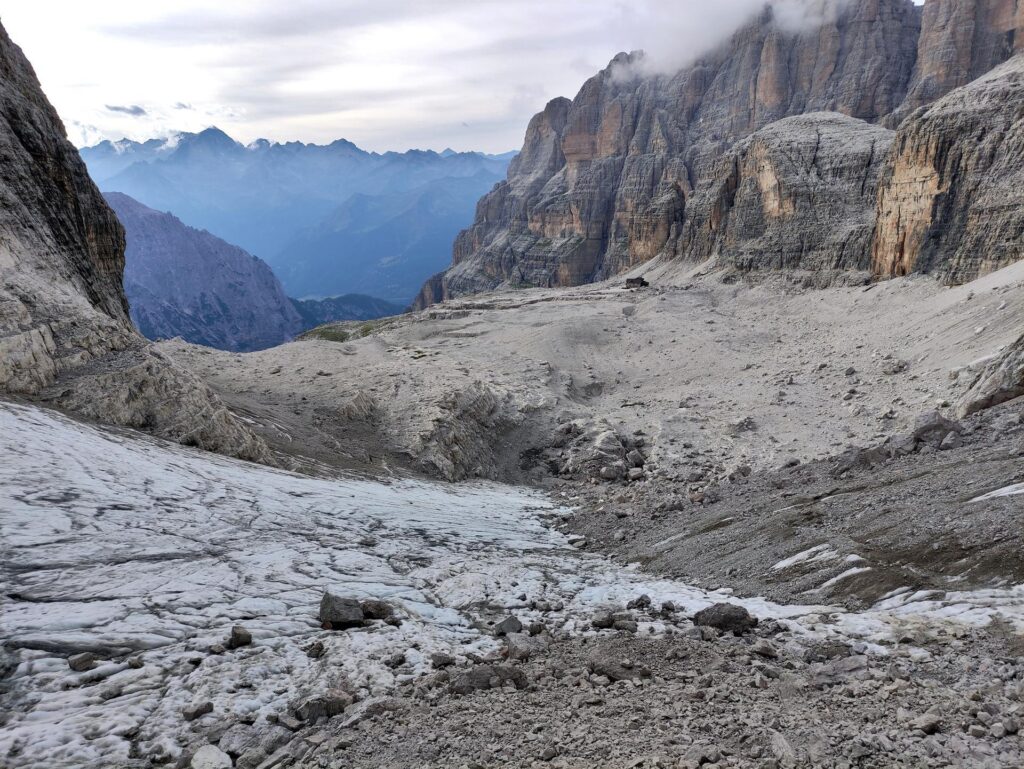 Ed eccoci finalmente con i piedi per terra! Evitiamo la vedretta degli Sfulmini stando sulla morena a destra