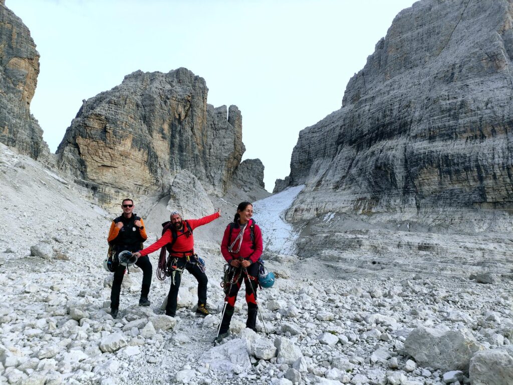 Fotina di gruppo ormai a pochi passi dall'Alimonta, con la Cima degli Armi sullo sfondo