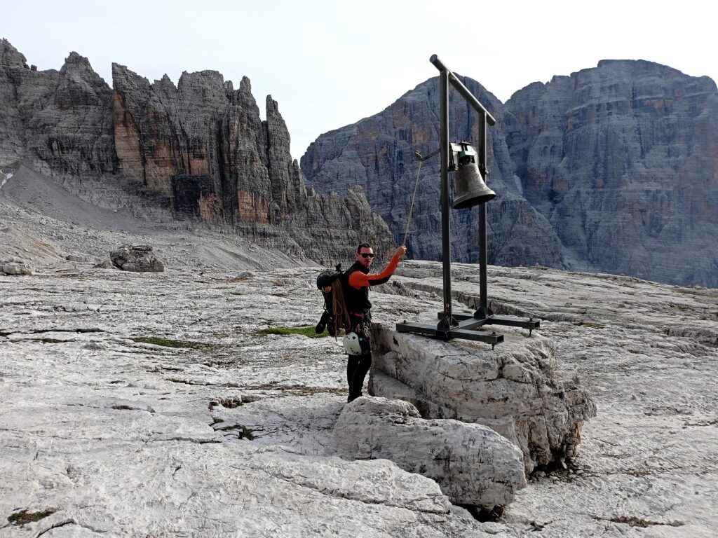 Andre suona soddisfatto la campana di fronte all&#039;Alimonta