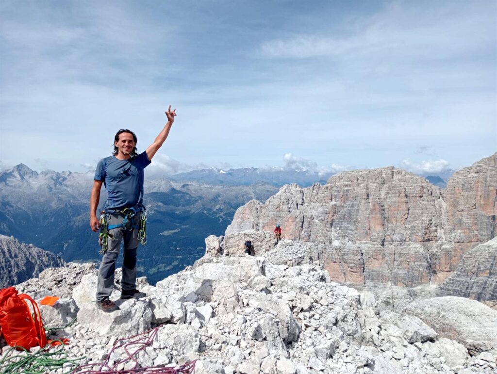 Dopo aver risalito le ultime roccette sul lato ovest, eccoci in vetta! Gabri apre le danze