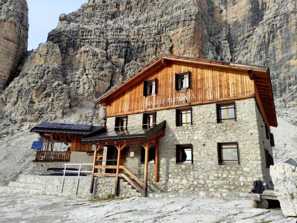 Il rifugio Alimonta con la bella luce del pomeriggio